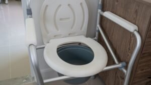 тоалетен стол с подлакътници помощно средство за баня за възрастни хора